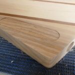 Cache électronique en bois présenté au dos de la guitare